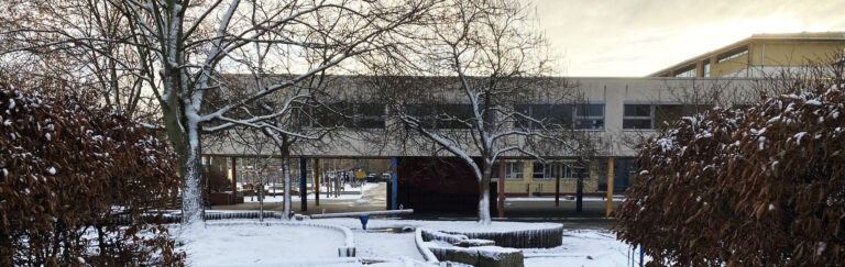 Slider-Schule-Hof